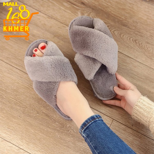 Fur slippers with X-shaped straps 